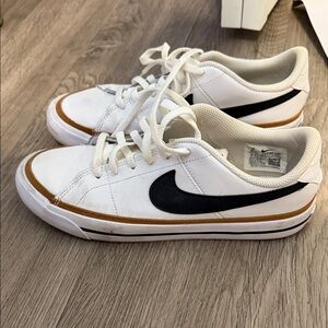 Nike White and Black Low-Top Sneakers
